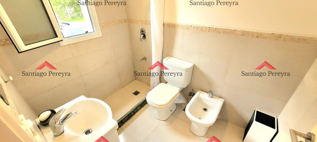 Casa ID.16683 - Hermosa y solida casa en zona residencial de 4 dormitorios más dependencia completa