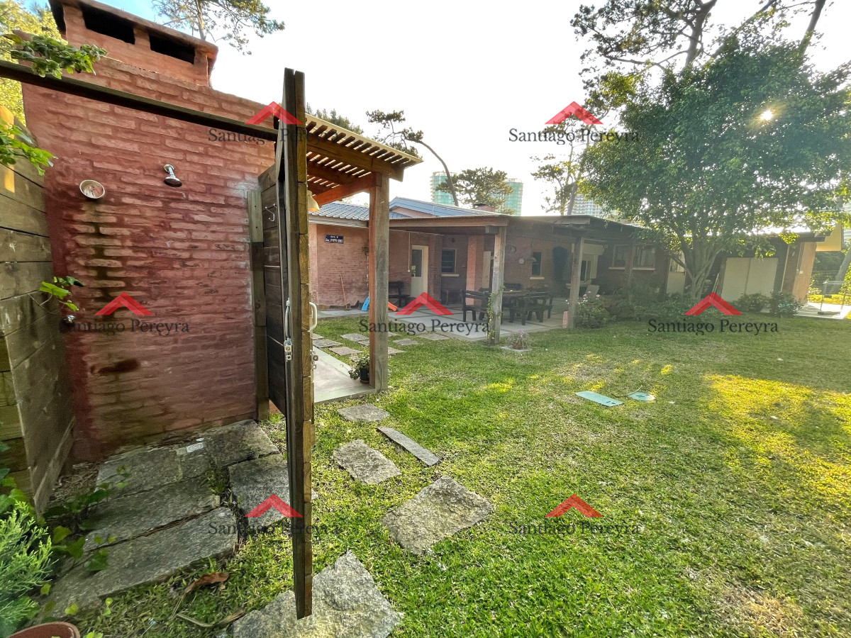 Casa ID.14686 - Hermosa casa en alquiler temporal 4 dormitorios 3 baños parrillero amplio jardin cercado a 200 metros de la playa