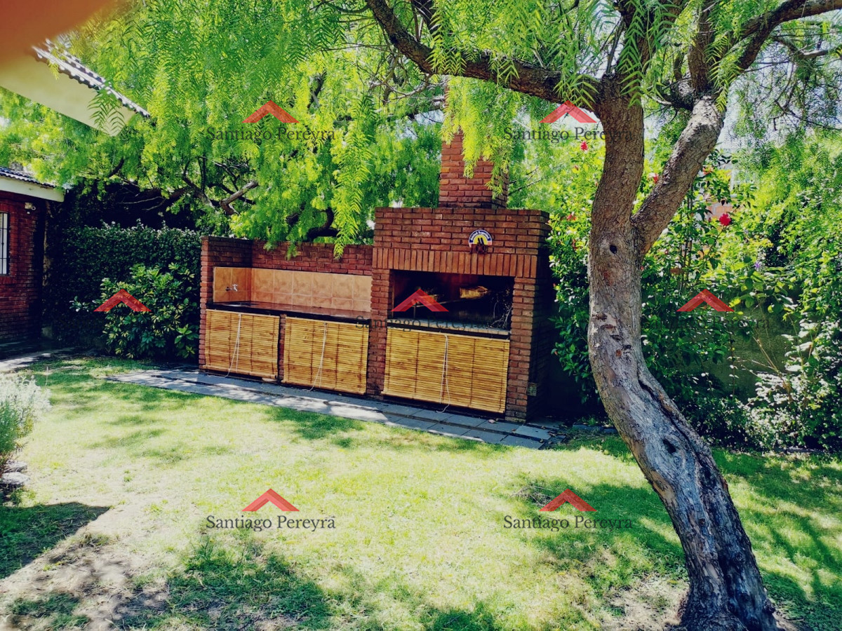 Casa ID.11002 - En alquiler a metros de la playa, 4 dormitorios y dependencia, aire acondicionado, predio cerrado con jardín, playa mansa