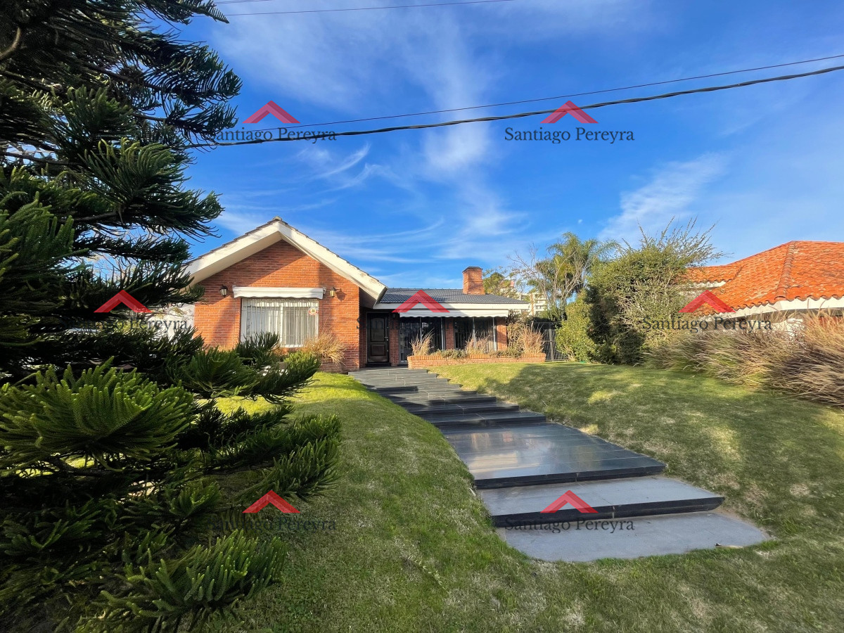 Casa ID.11002 - En alquiler a metros de la playa, 4 dormitorios y dependencia, aire acondicionado, predio cerrado con jardín, playa mansa