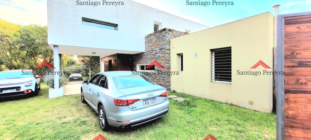 Casa ID.16683 - Hermosa y solida casa en zona residencial de 4 dormitorios más dependencia completa