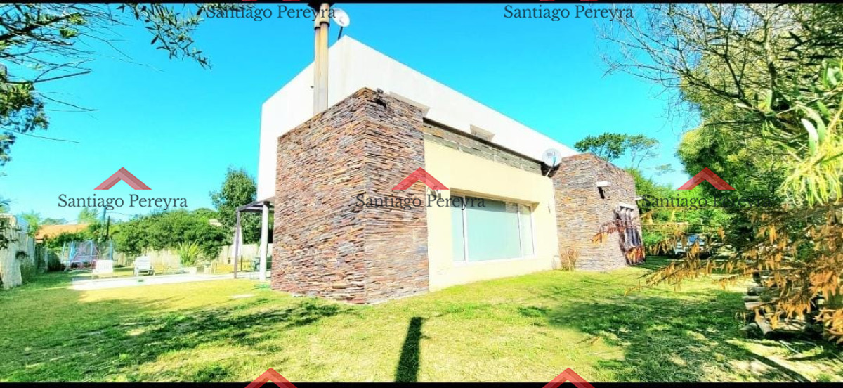 Casa ID.16683 - Hermosa y solida casa en zona residencial de 4 dormitorios más dependencia completa
