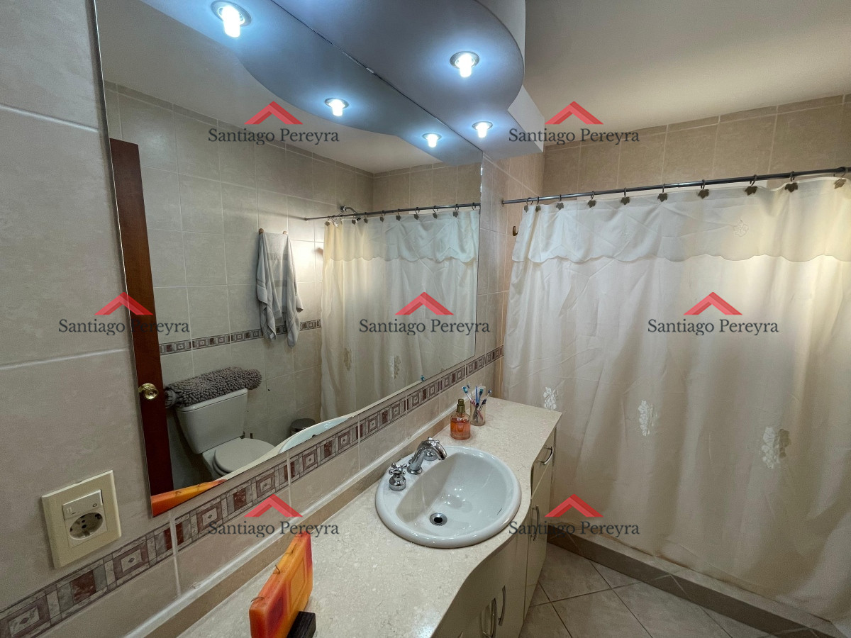 Casa ID.11002 - En alquiler a metros de la playa, 4 dormitorios y dependencia, aire acondicionado, predio cerrado con jardín, playa mansa