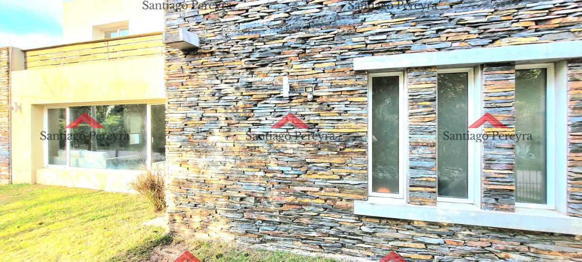 Casa ID.16683 - Hermosa y solida casa en zona residencial de 4 dormitorios más dependencia completa