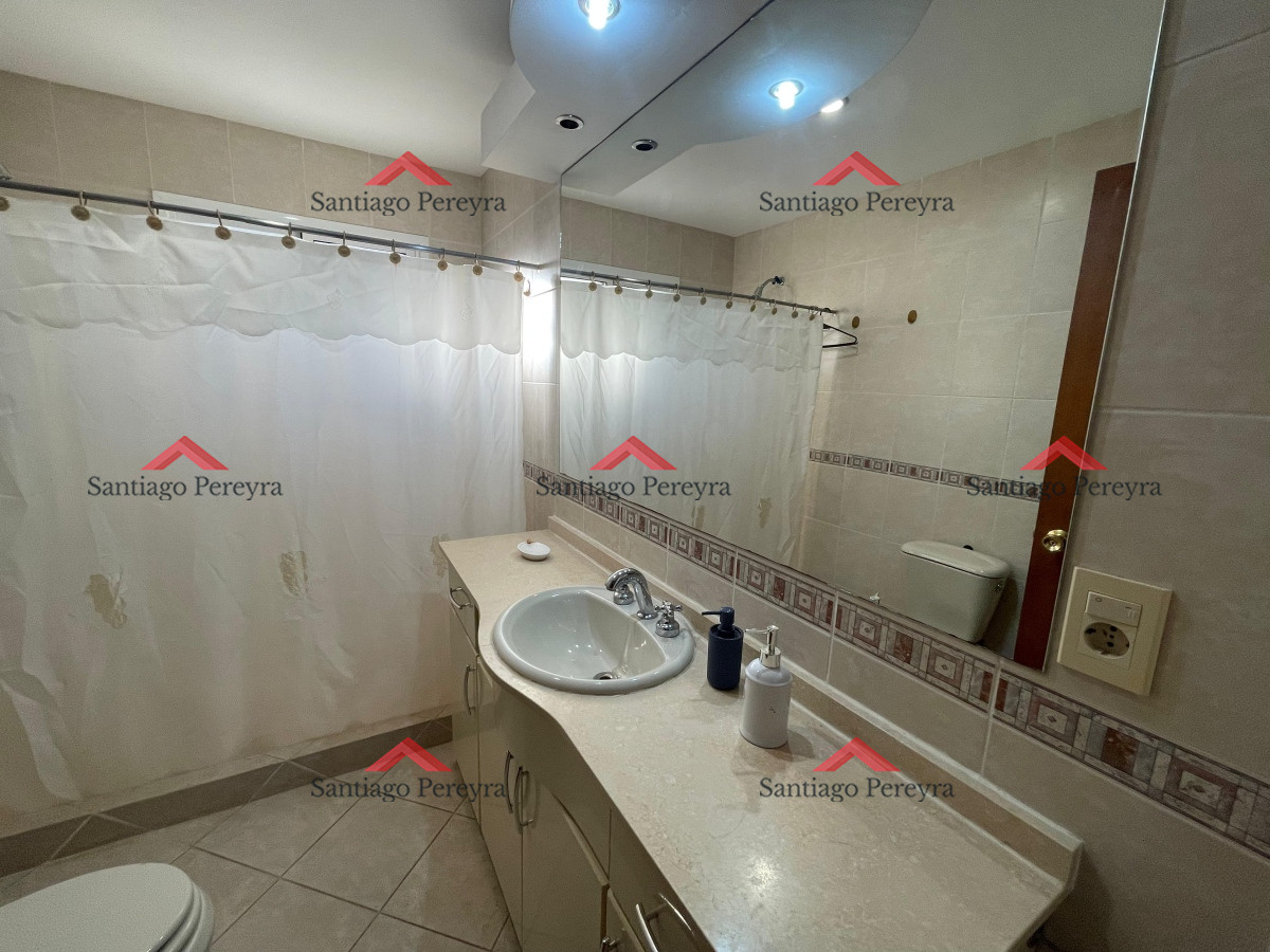 Casa ID.11002 - En alquiler a metros de la playa, 4 dormitorios y dependencia, aire acondicionado, predio cerrado con jardín, playa mansa