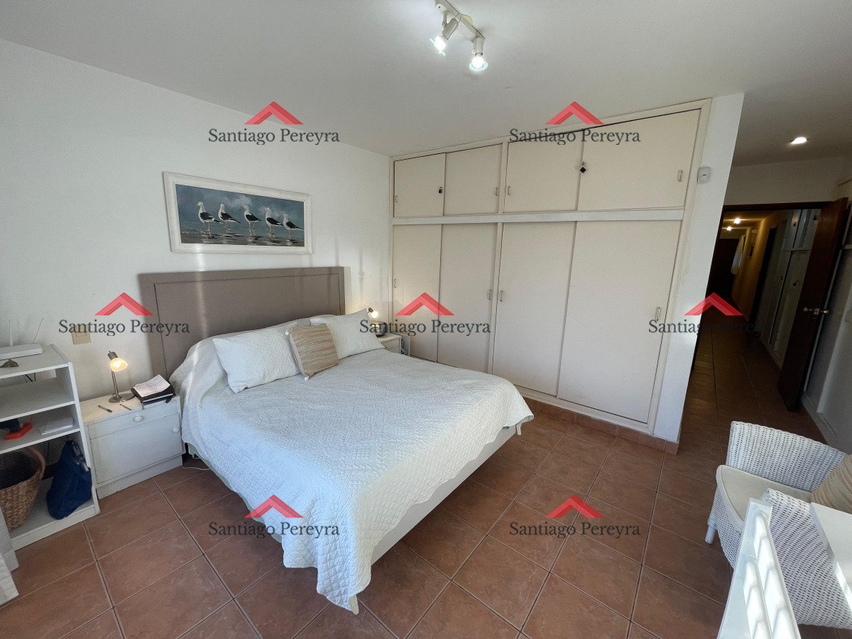 Casa ID.11002 - En alquiler a metros de la playa, 4 dormitorios y dependencia, aire acondicionado, predio cerrado con jardín, playa mansa