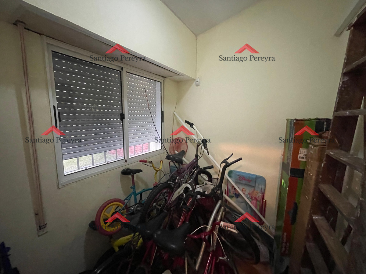 Casa ID.11002 - En alquiler a metros de la playa, 4 dormitorios y dependencia, aire acondicionado, predio cerrado con jardín, playa mansa