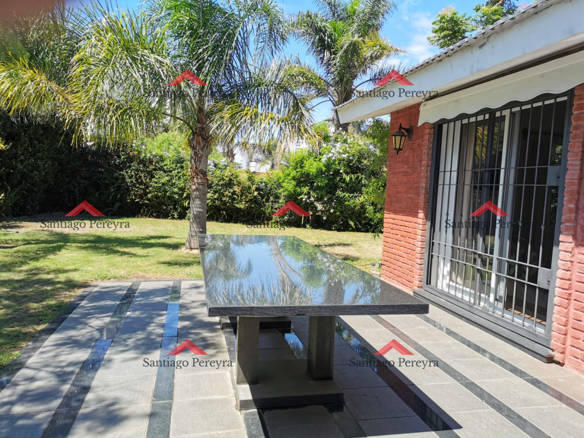 Casa ID.11002 - En alquiler a metros de la playa, 4 dormitorios y dependencia, aire acondicionado, predio cerrado con jardín, playa mansa