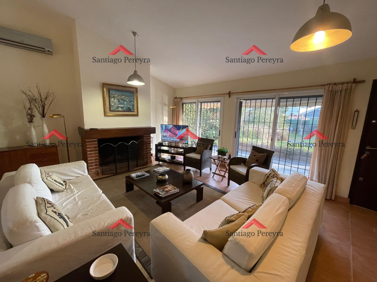 Casa ID.11002 - En alquiler a metros de la playa, 4 dormitorios y dependencia, aire acondicionado, predio cerrado con jardín, playa mansa