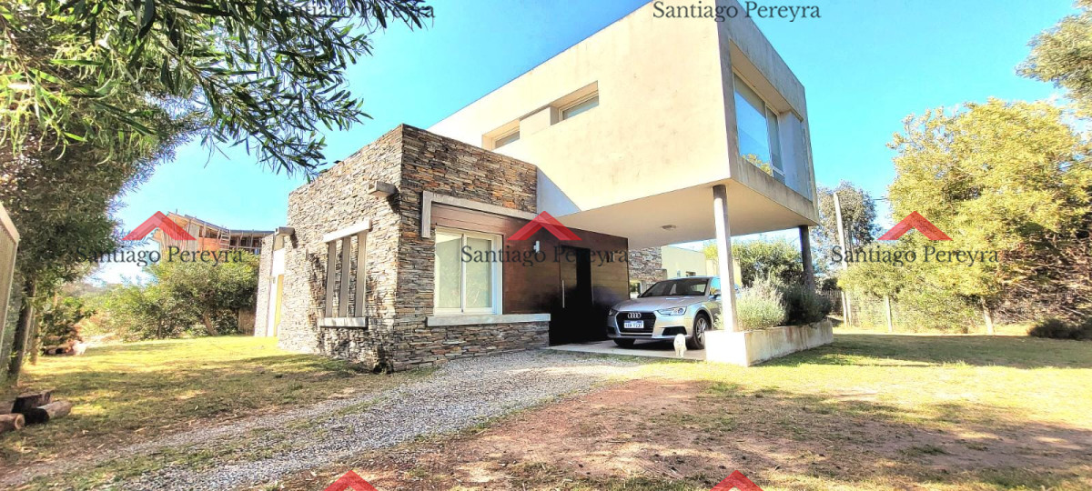 Casa ID.16683 - Hermosa y solida casa en zona residencial de 4 dormitorios más dependencia completa