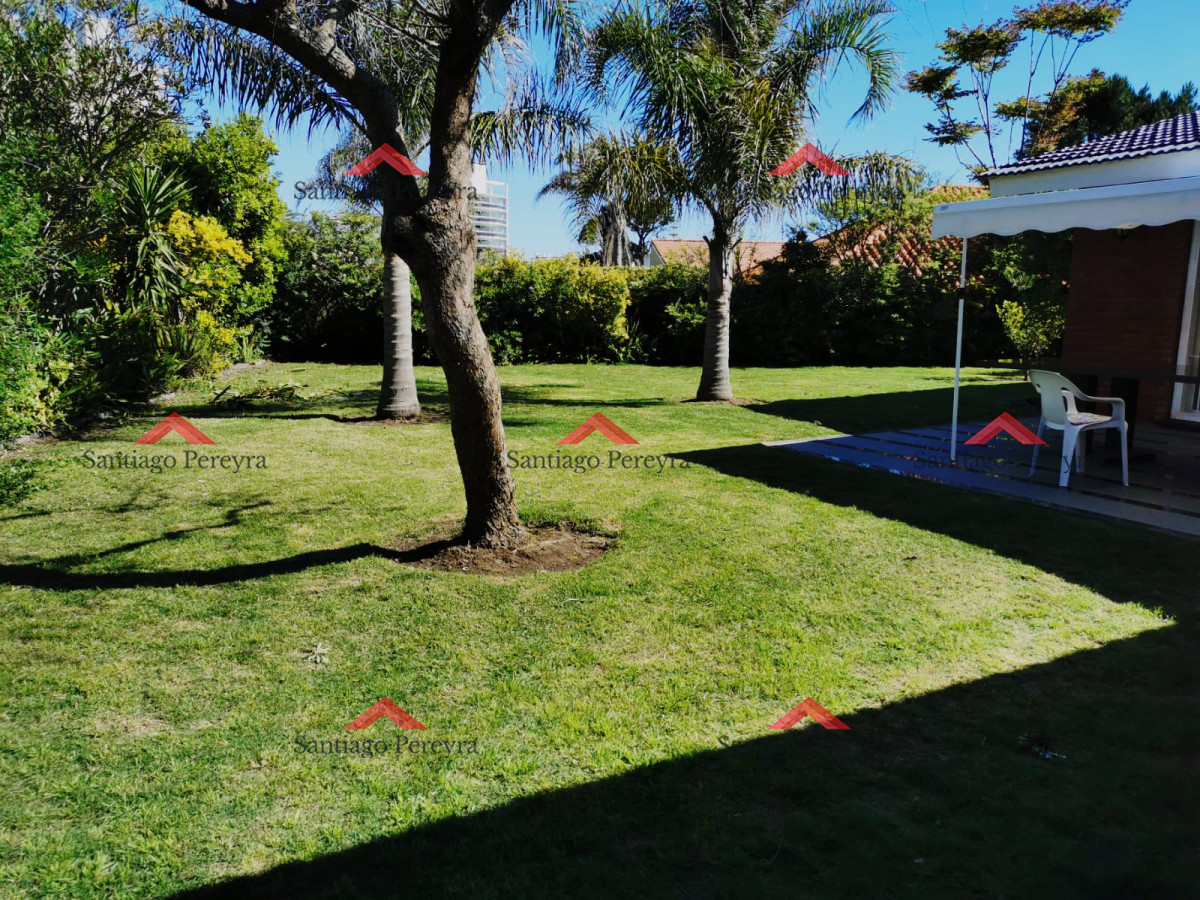 Casa ID.11002 - En alquiler a metros de la playa, 4 dormitorios y dependencia, aire acondicionado, predio cerrado con jardín, playa mansa