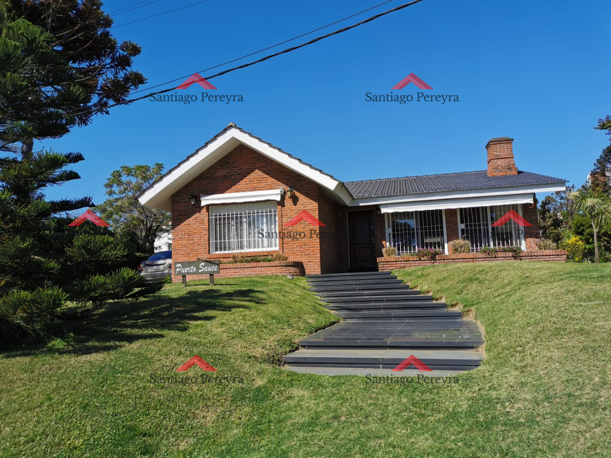Casa ID.11002 - En alquiler a metros de la playa, 4 dormitorios y dependencia, aire acondicionado, predio cerrado con jardín, playa mansa