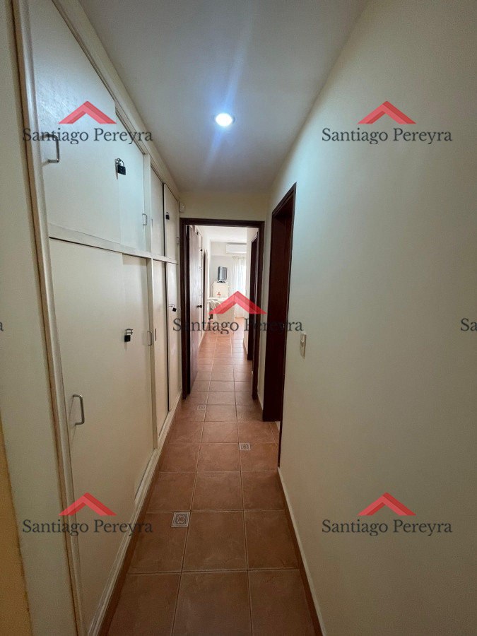 Casa ID.11002 - En alquiler a metros de la playa, 4 dormitorios y dependencia, aire acondicionado, predio cerrado con jardín, playa mansa