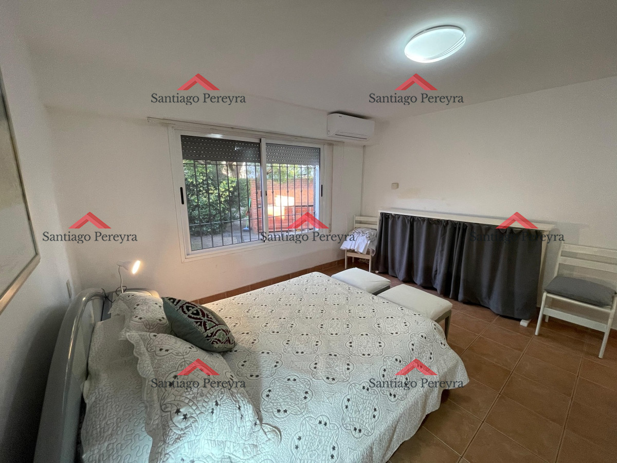 Casa ID.11002 - En alquiler a metros de la playa, 4 dormitorios y dependencia, aire acondicionado, predio cerrado con jardín, playa mansa
