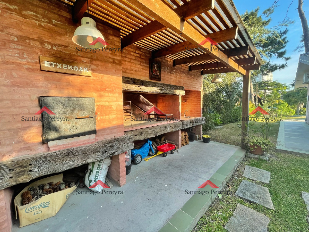 Casa ID.14686 - Hermosa casa en alquiler temporal 4 dormitorios 3 baños parrillero amplio jardin cercado a 200 metros de la playa