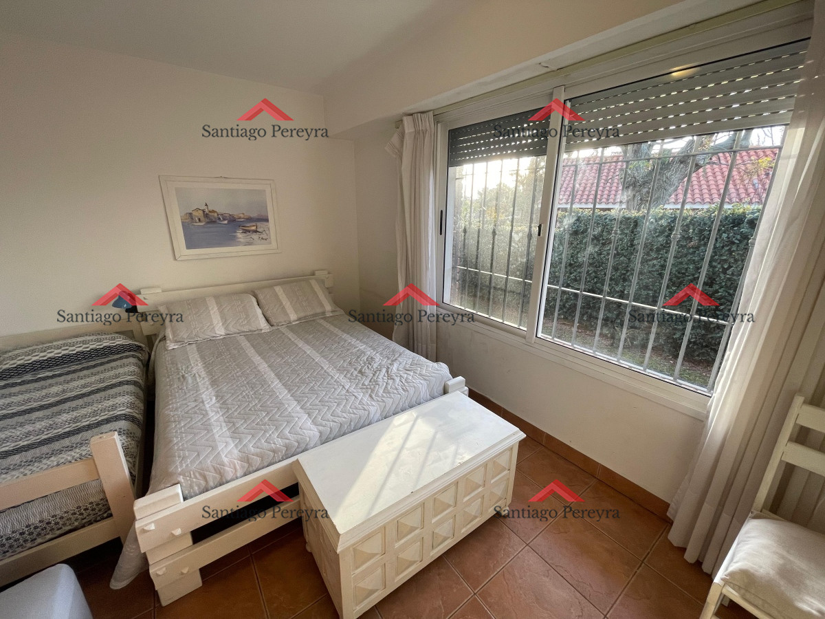 Casa ID.11002 - En alquiler a metros de la playa, 4 dormitorios y dependencia, aire acondicionado, predio cerrado con jardín, playa mansa