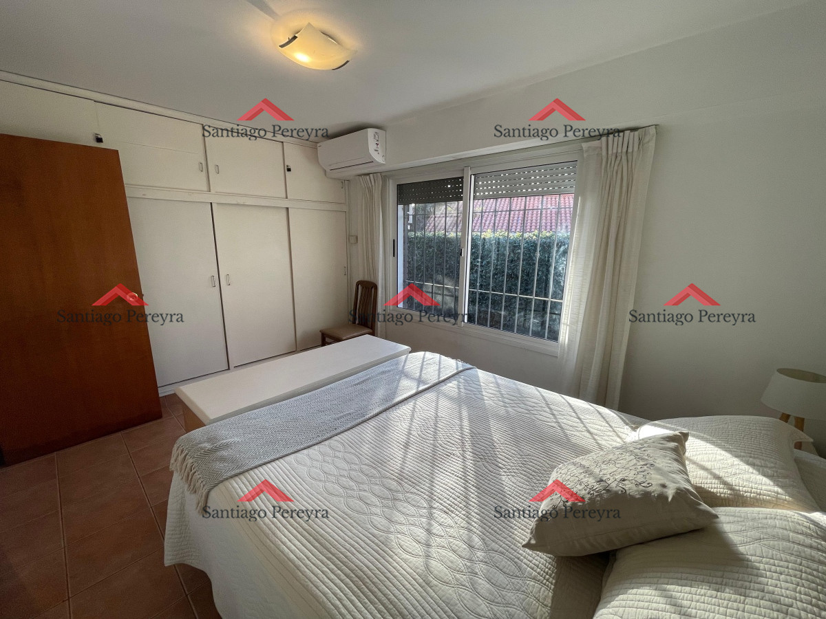 Casa ID.11002 - En alquiler a metros de la playa, 4 dormitorios y dependencia, aire acondicionado, predio cerrado con jardín, playa mansa