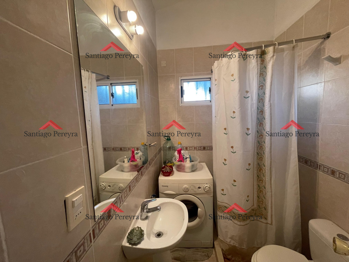Casa ID.11002 - En alquiler a metros de la playa, 4 dormitorios y dependencia, aire acondicionado, predio cerrado con jardín, playa mansa