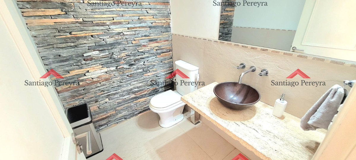 Casa ID.16683 - Hermosa y solida casa en zona residencial de 4 dormitorios más dependencia completa