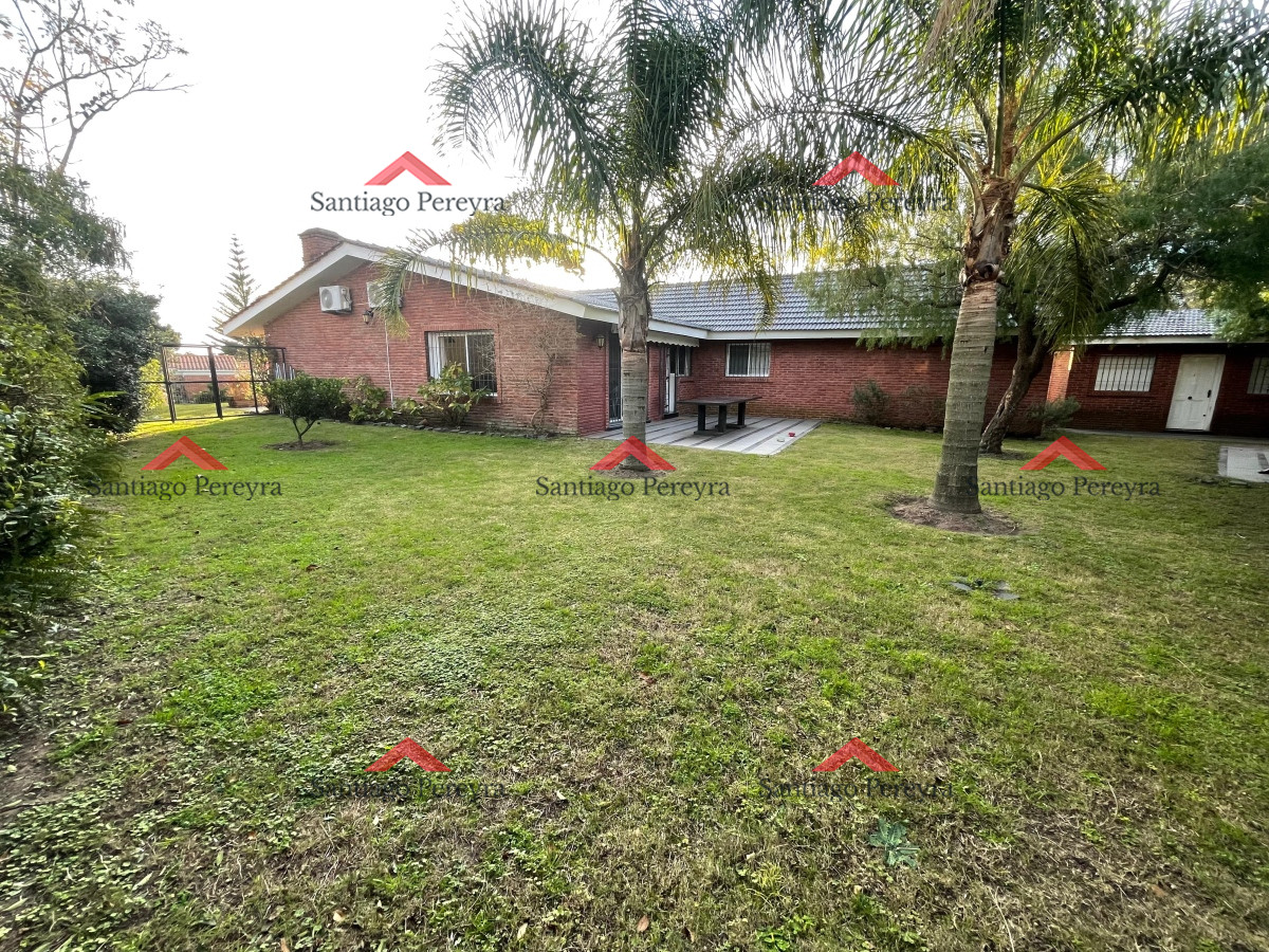 Casa ID.11002 - En alquiler a metros de la playa, 4 dormitorios y dependencia, aire acondicionado, predio cerrado con jardín, playa mansa
