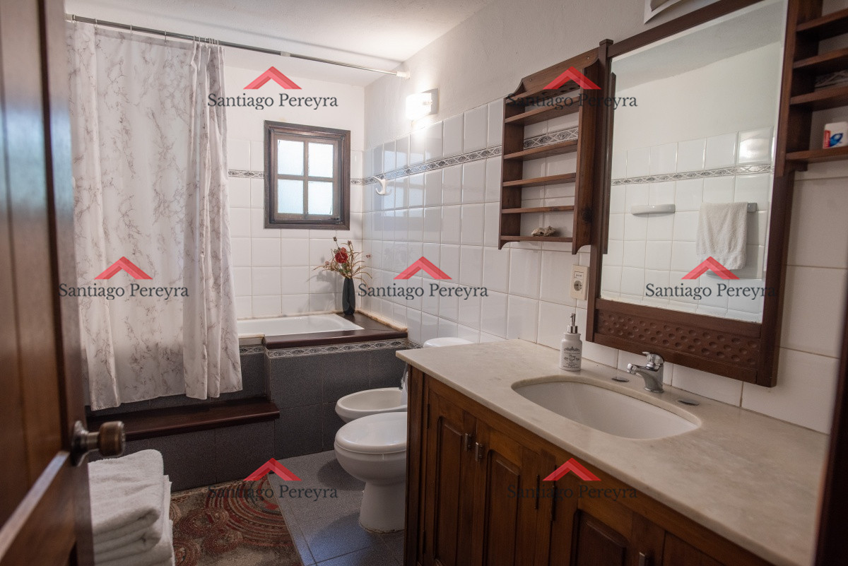 Casa ID.10778 - Muy amplia casa con piscina, parrillero y apartamento anexo.