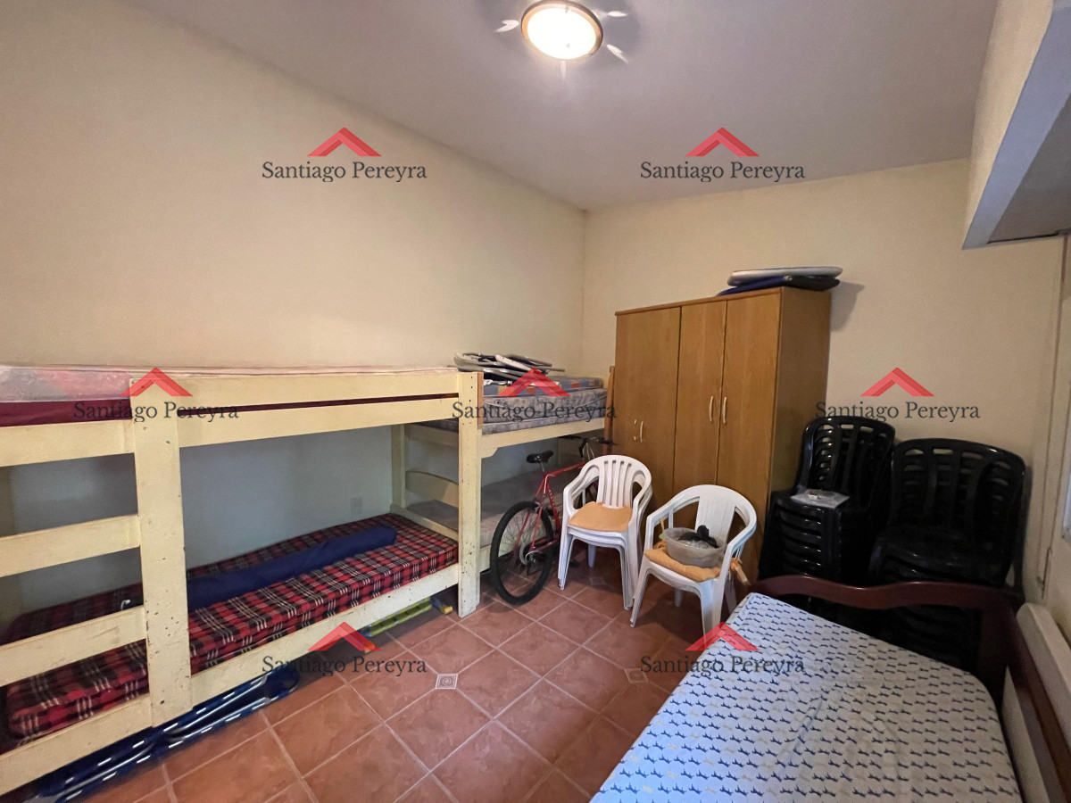 Casa ID.11002 - En alquiler a metros de la playa, 4 dormitorios y dependencia, aire acondicionado, predio cerrado con jardín, playa mansa