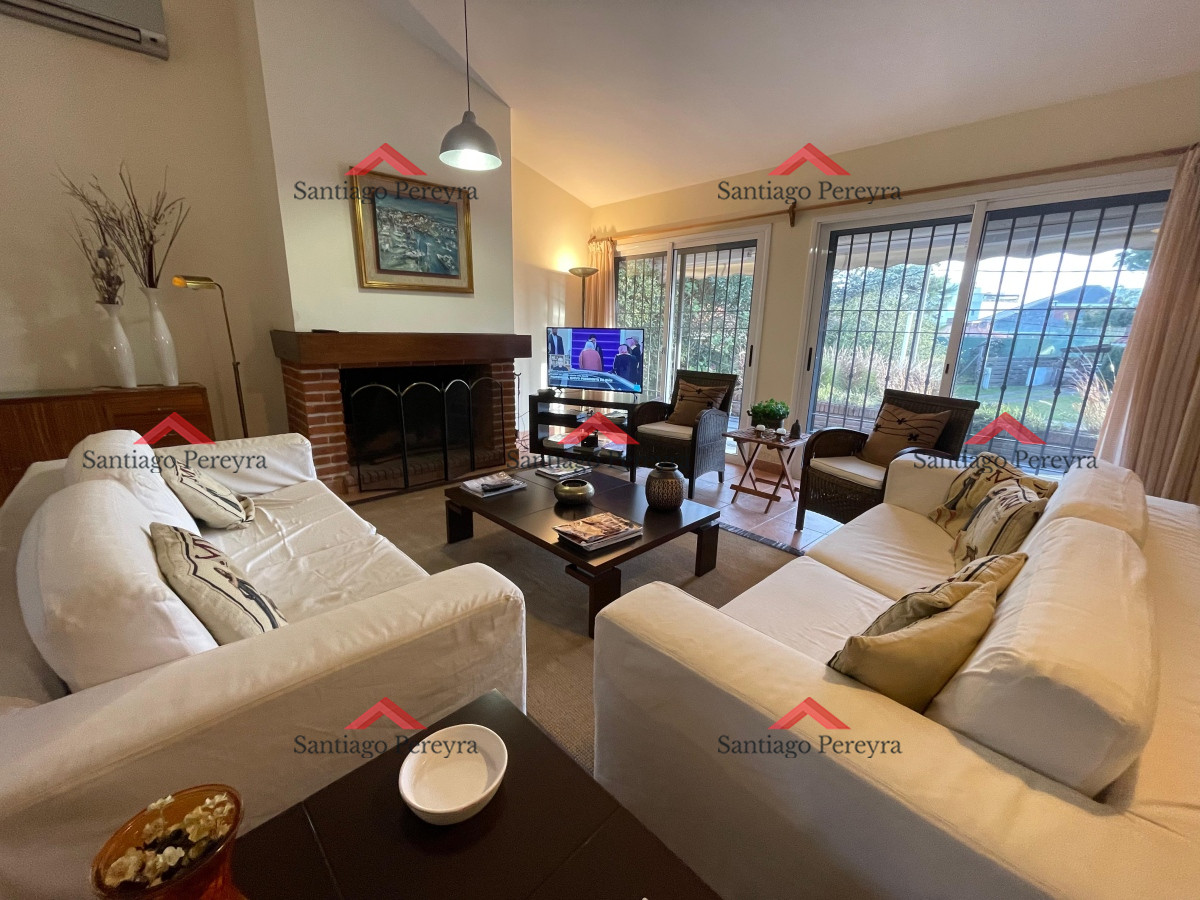 Casa ID.11002 - En alquiler a metros de la playa, 4 dormitorios y dependencia, aire acondicionado, predio cerrado con jardín, playa mansa