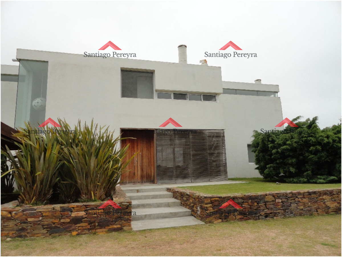 Casa ID.10838 - Casa en Alquiler en primera LÍ­nea sobre el mar -Punta Piedra- Punta del Este 