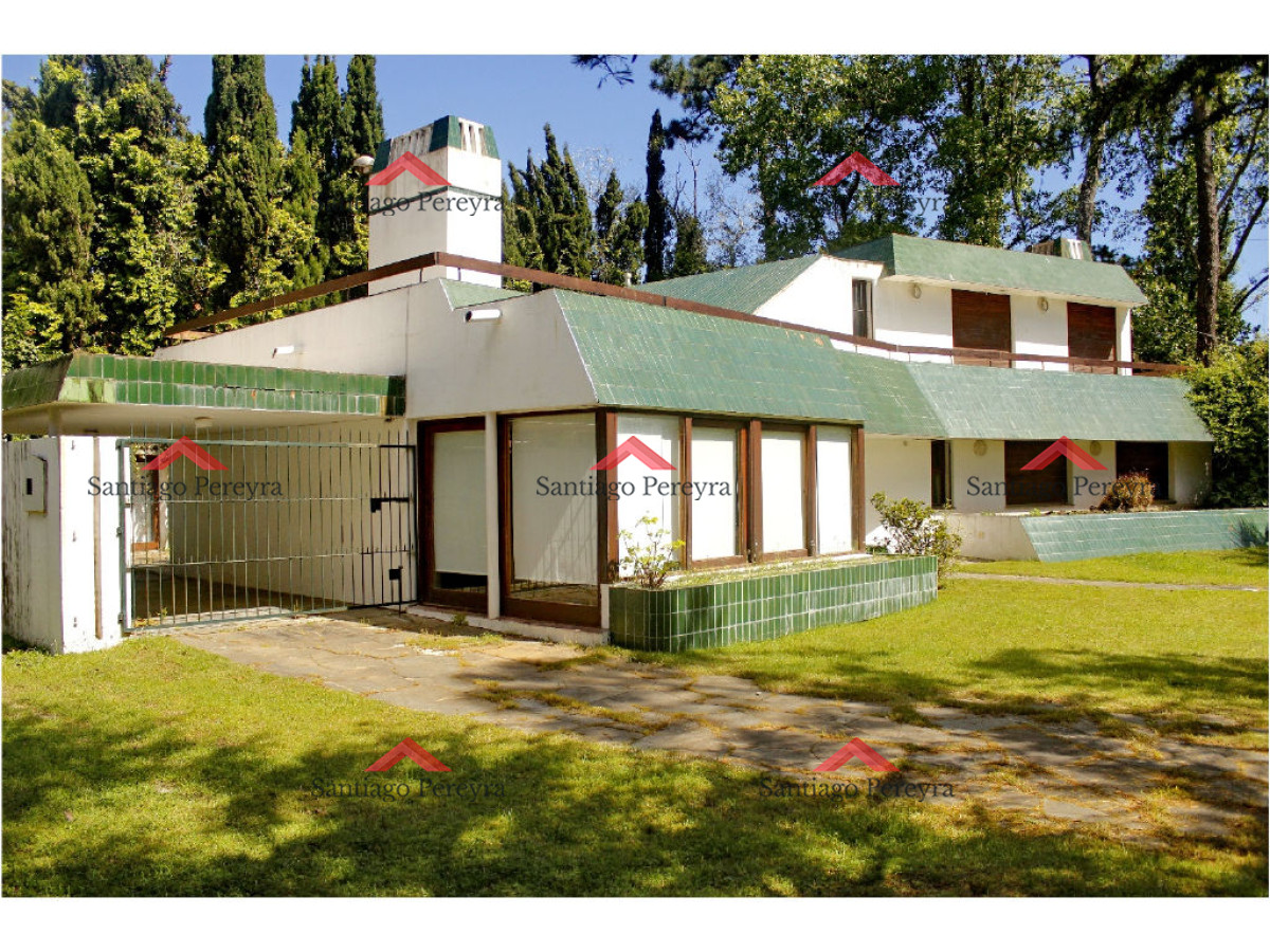 Casa ID.10953 - Vendo casa 5 dormitorios con piscina, primeras paradas playa mansa a 300 m del mar, Punta del Este.