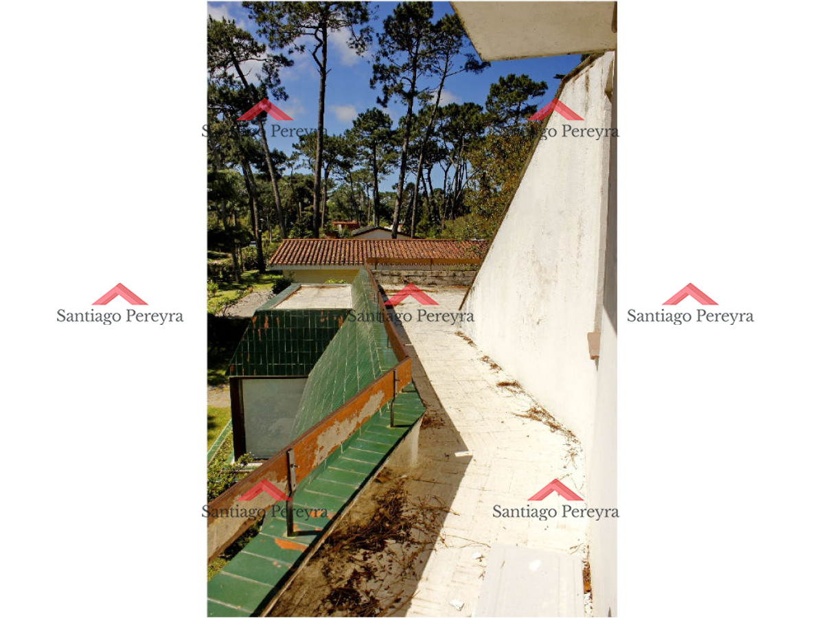 Casa ID.10953 - Vendo casa 5 dormitorios con piscina, primeras paradas playa mansa a 300 m del mar, Punta del Este.