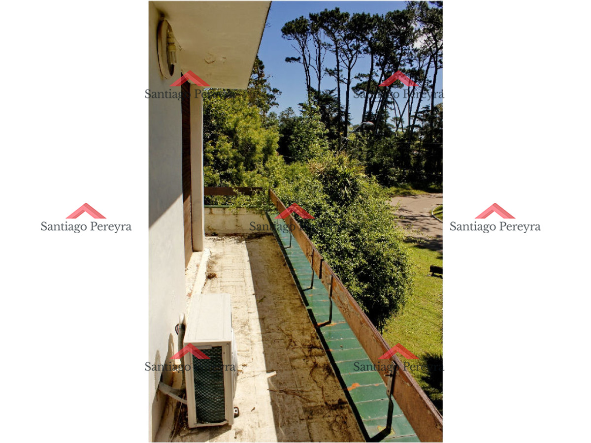 Casa ID.10953 - Vendo casa 5 dormitorios con piscina, primeras paradas playa mansa a 300 m del mar, Punta del Este.