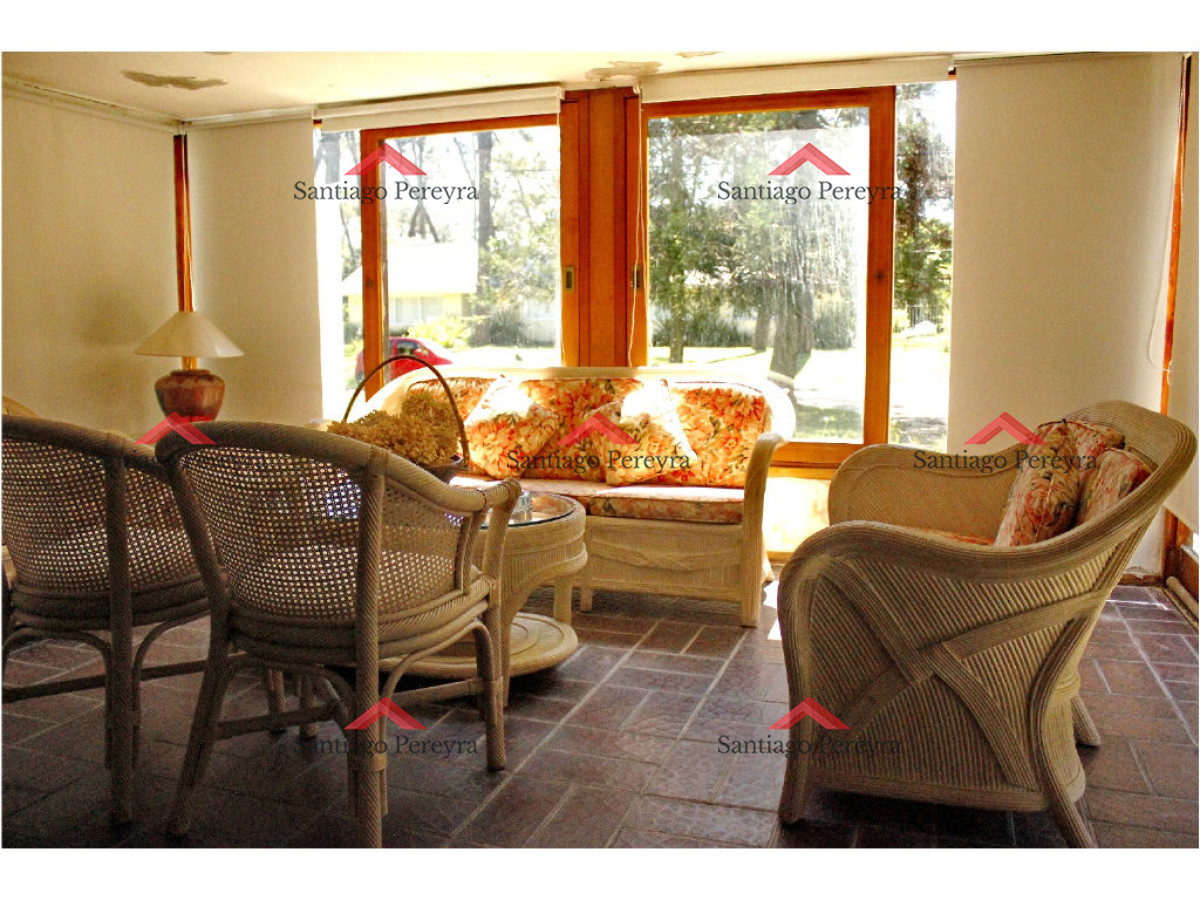 Casa ID.10953 - Vendo casa 5 dormitorios con piscina, primeras paradas playa mansa a 300 m del mar, Punta del Este.
