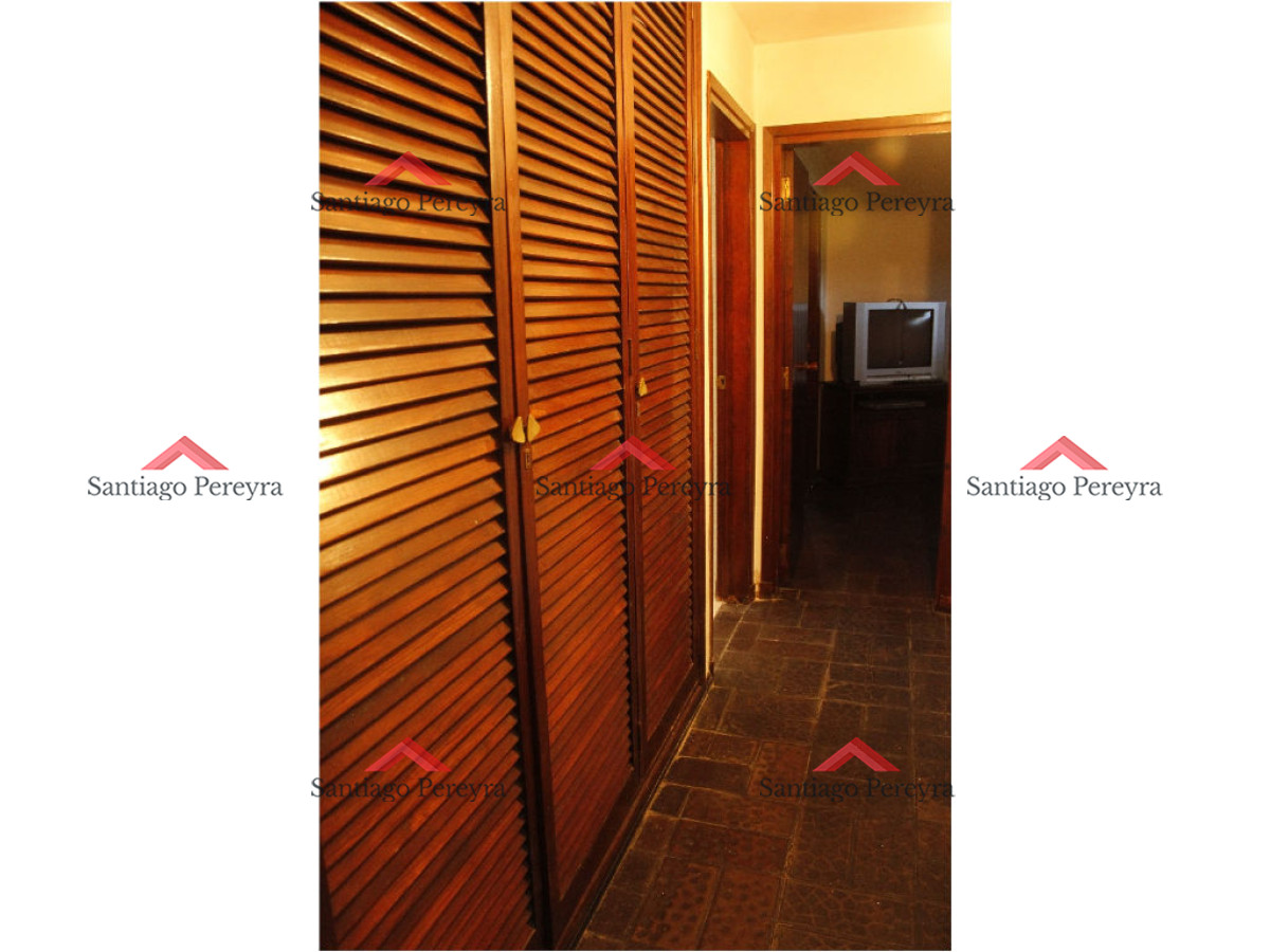 Casa ID.10953 - Vendo casa 5 dormitorios con piscina, primeras paradas playa mansa a 300 m del mar, Punta del Este.