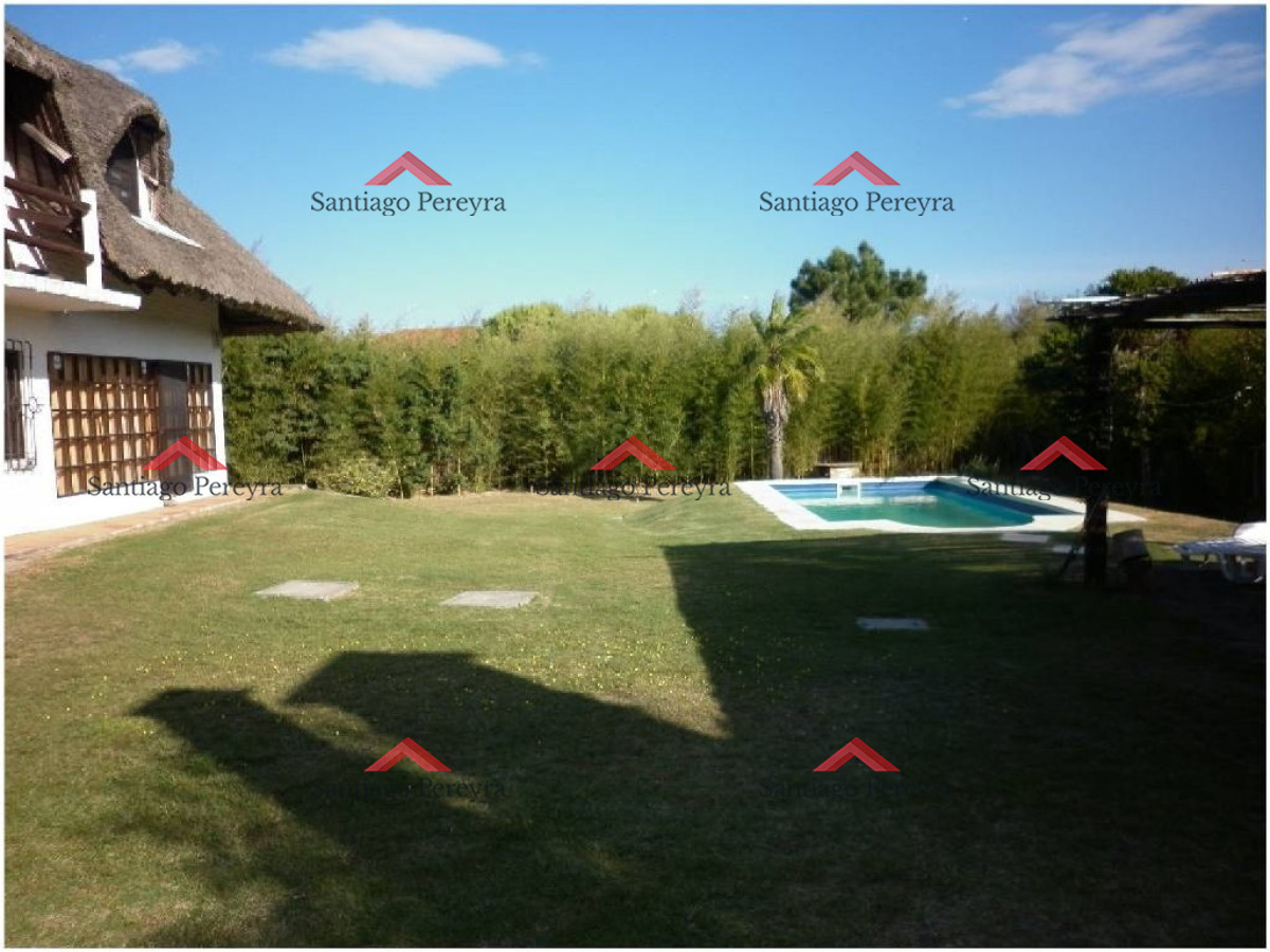 Casa ID.10956 - CASA EN VENTA Y ALQUILER!!!    Ubicado en pinares a solo 100m del mar