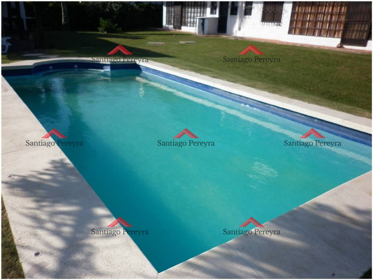 Casa ID.10956 - CASA EN VENTA Y ALQUILER!!!    Ubicado en pinares a solo 100m del mar