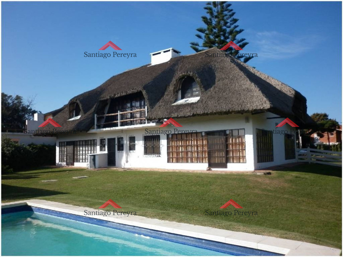 Casa ID.10956 - CASA EN VENTA Y ALQUILER!!!    Ubicado en pinares a solo 100m del mar