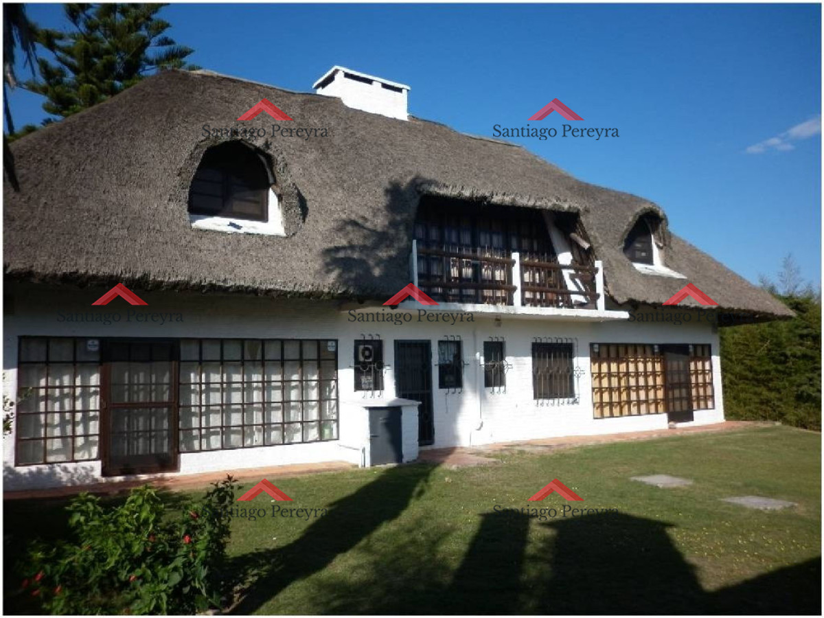 Casa ID.10956 - CASA EN VENTA Y ALQUILER!!!    Ubicado en pinares a solo 100m del mar