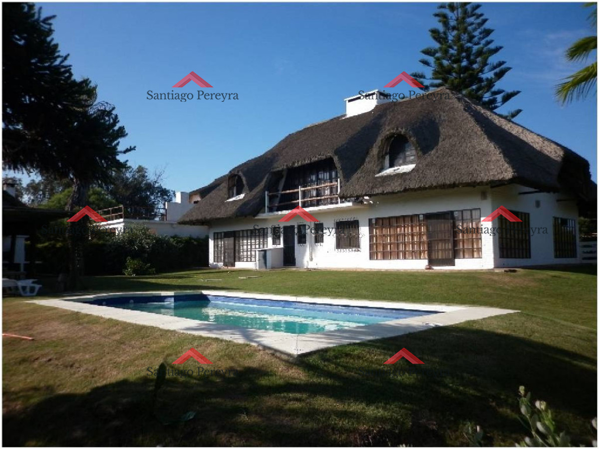 Casa ID.10956 - CASA EN VENTA Y ALQUILER!!!    Ubicado en pinares a solo 100m del mar