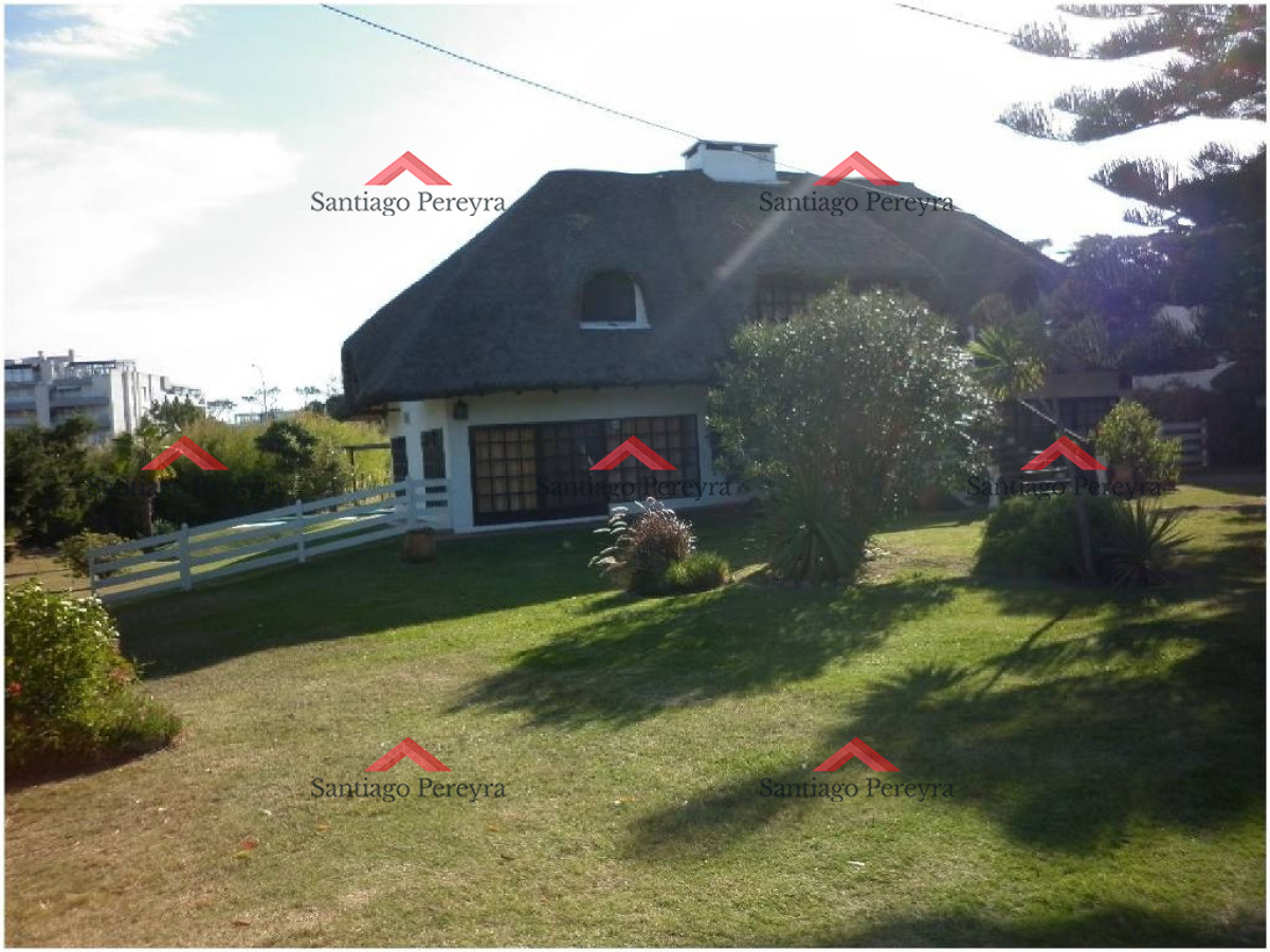 Casa ID.10956 - CASA EN VENTA Y ALQUILER!!!    Ubicado en pinares a solo 100m del mar