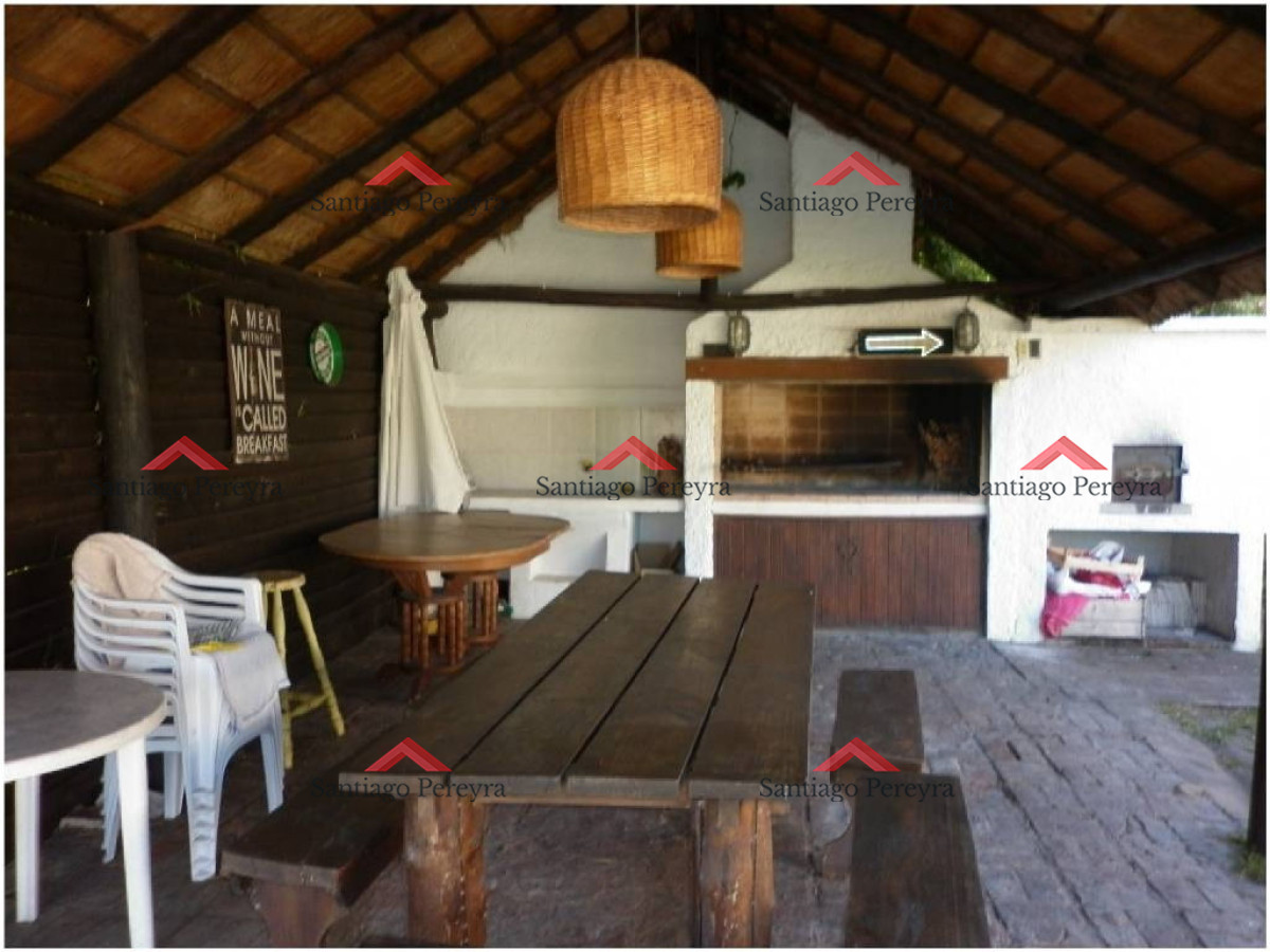 Casa ID.10956 - CASA EN VENTA Y ALQUILER!!!    Ubicado en pinares a solo 100m del mar