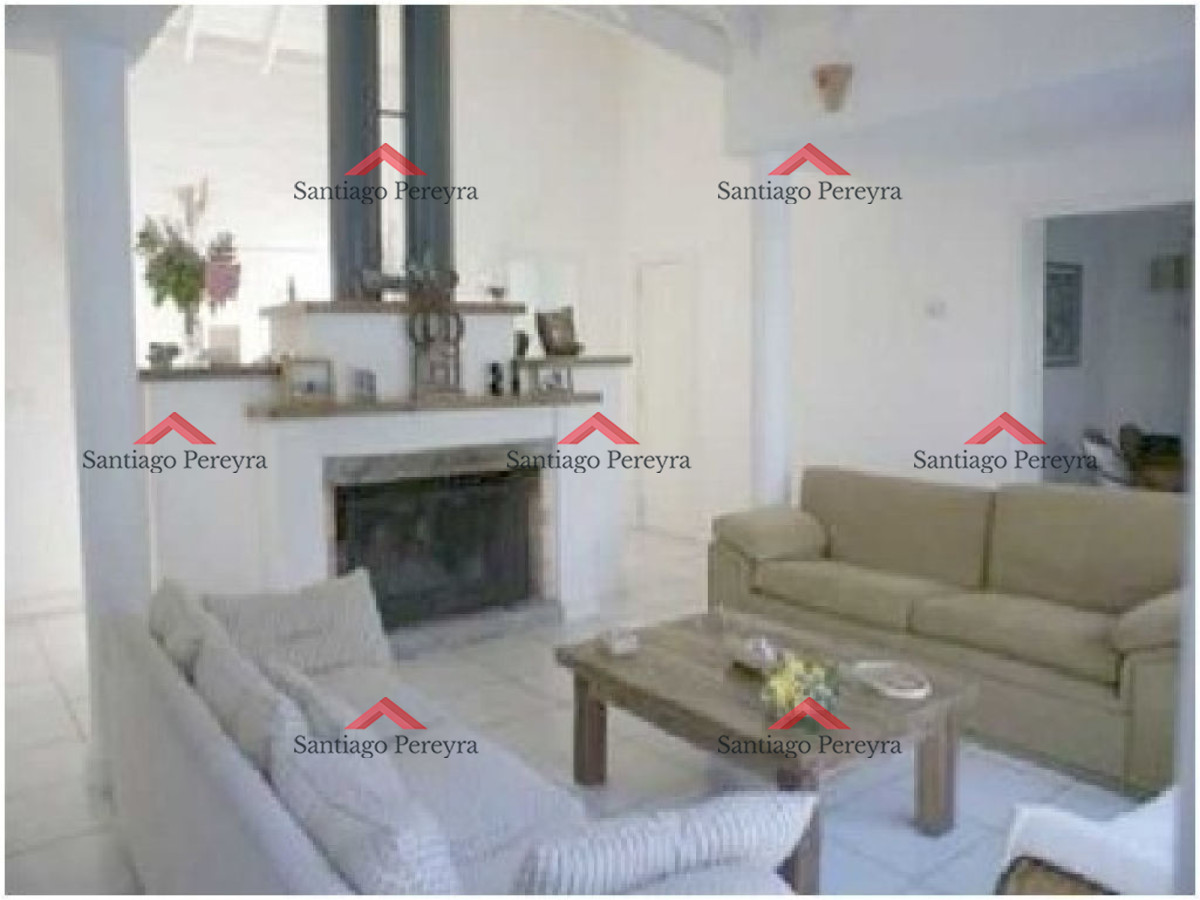 Casa ID.10673 - Casa en venta. Ambientes amplios, a metros del mar. Punta del Este.