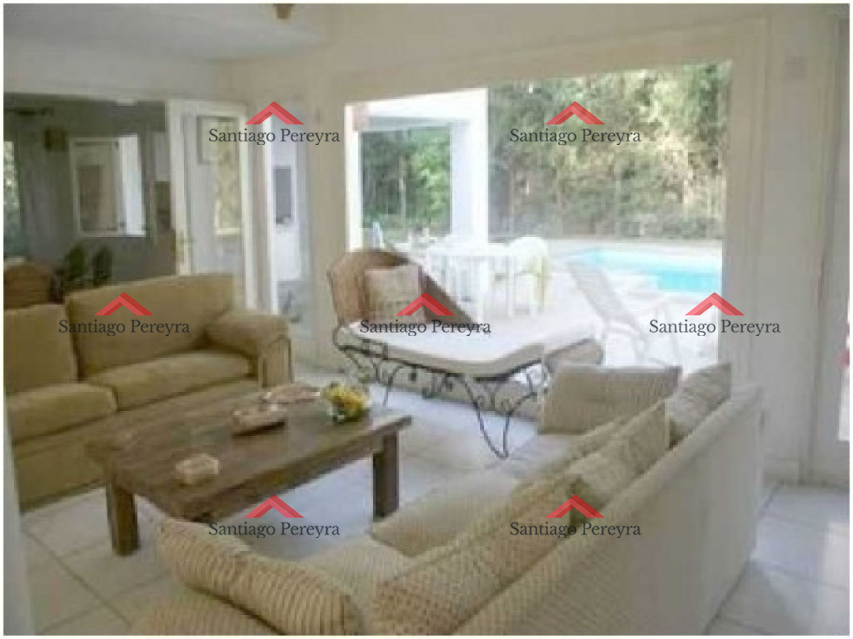 Casa ID.10673 - Casa en venta. Ambientes amplios, a metros del mar. Punta del Este.