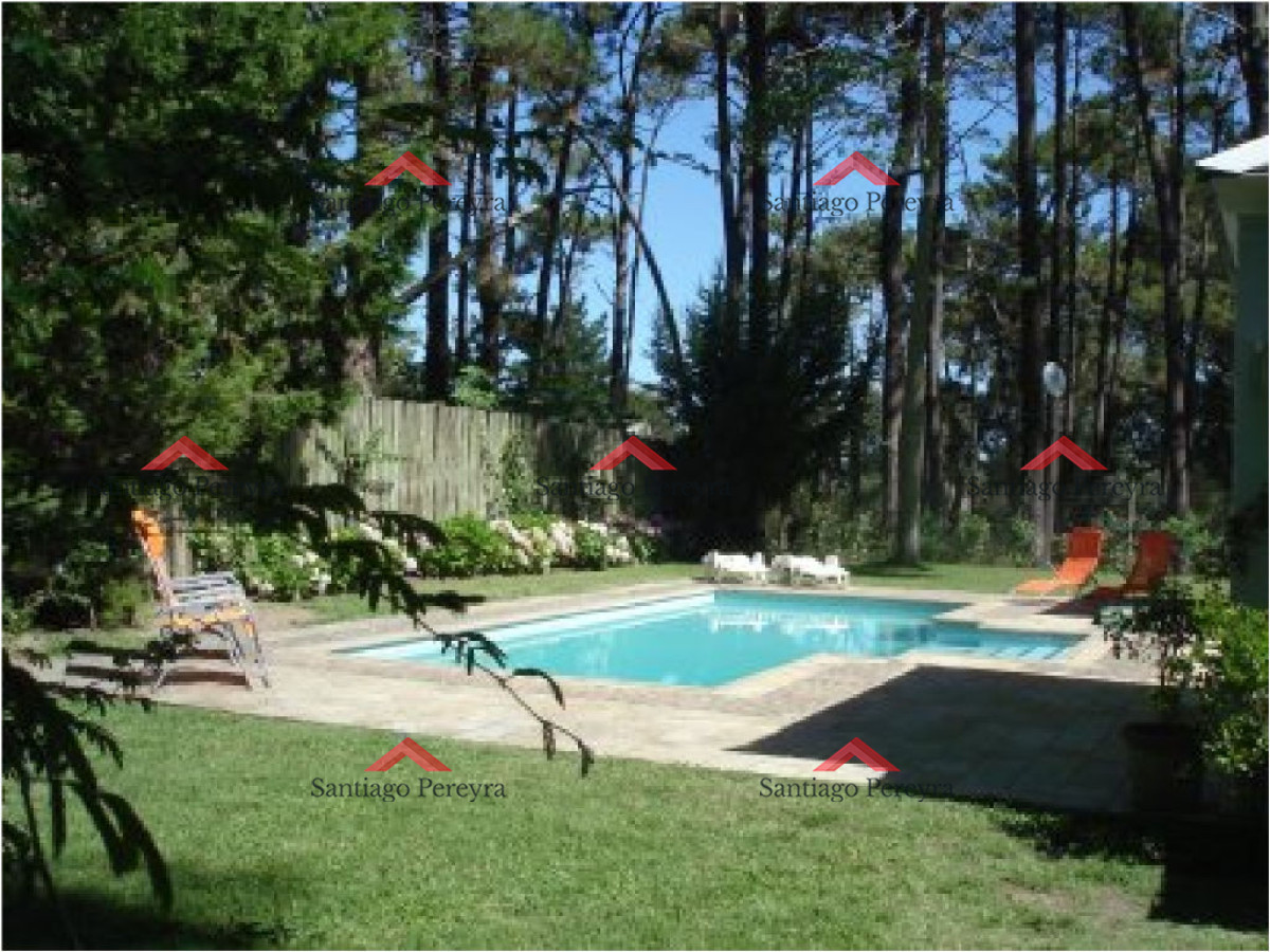 Casa ID.10673 - Casa en venta. Ambientes amplios, a metros del mar. Punta del Este.