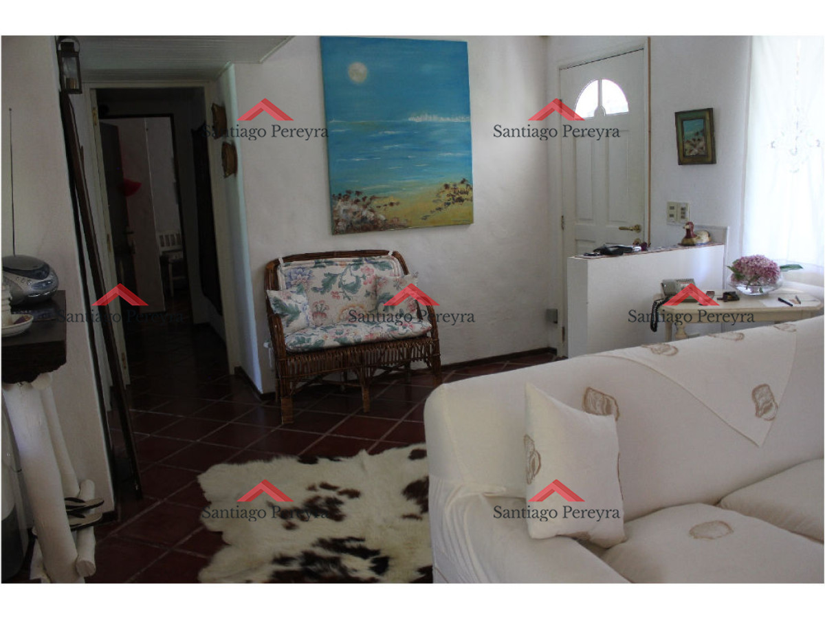 Casa ID.10702 - En venta y alquiler...  Casa en excelente zona, distribuida en dos plantas. 