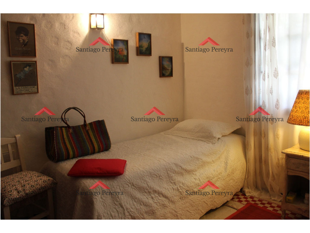 Casa ID.10702 - En venta y alquiler...  Casa en excelente zona, distribuida en dos plantas. 