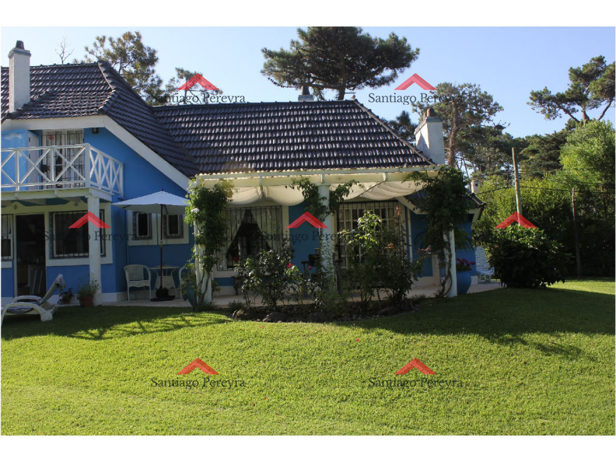 Casa ID.10702 - En venta y alquiler...  Casa en excelente zona, distribuida en dos plantas. 