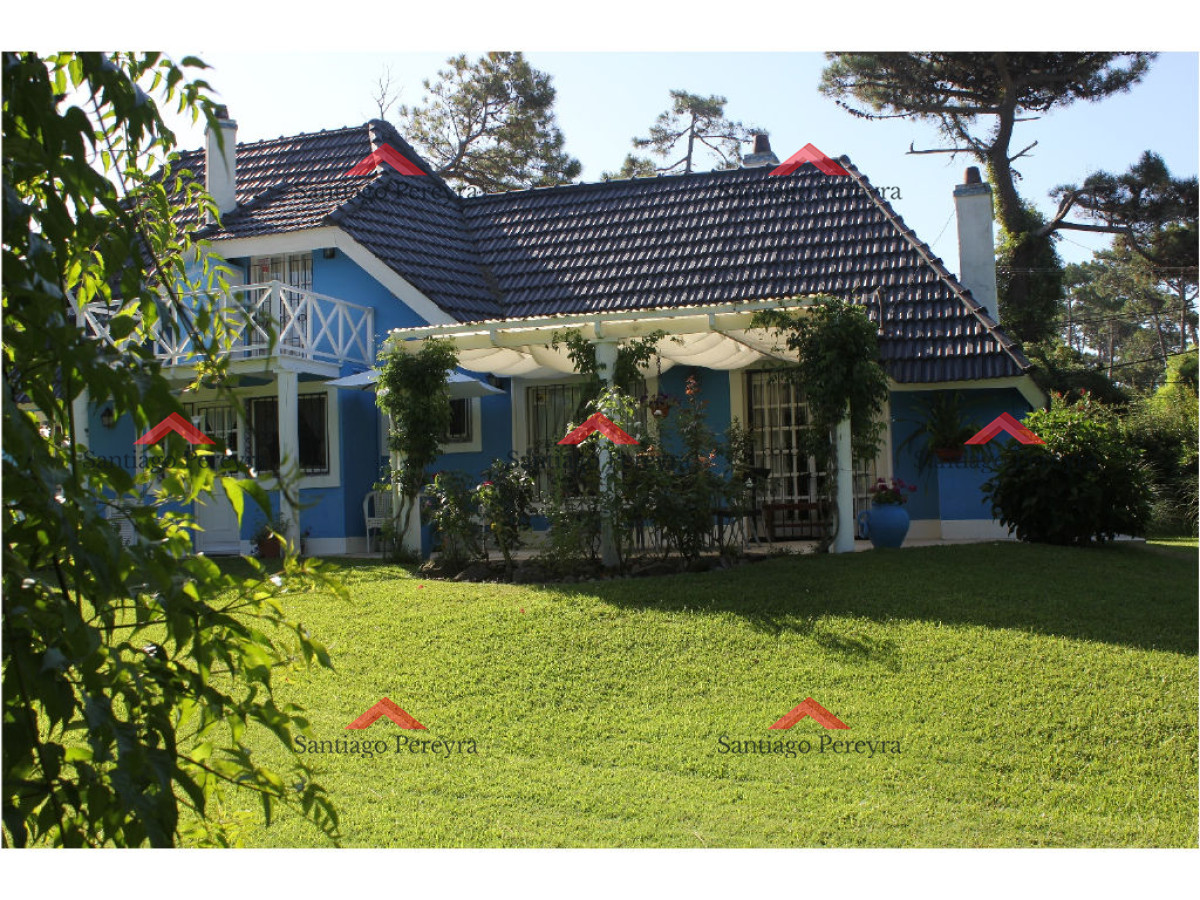 Casa ID.10702 - En venta y alquiler...  Casa en excelente zona, distribuida en dos plantas. 