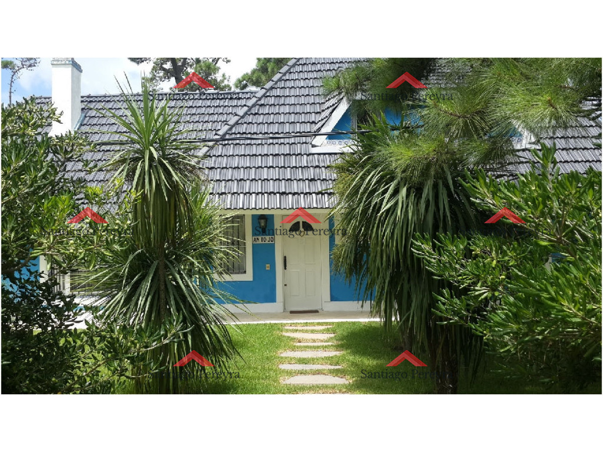 Casa ID.10702 - En venta y alquiler...  Casa en excelente zona, distribuida en dos plantas. 