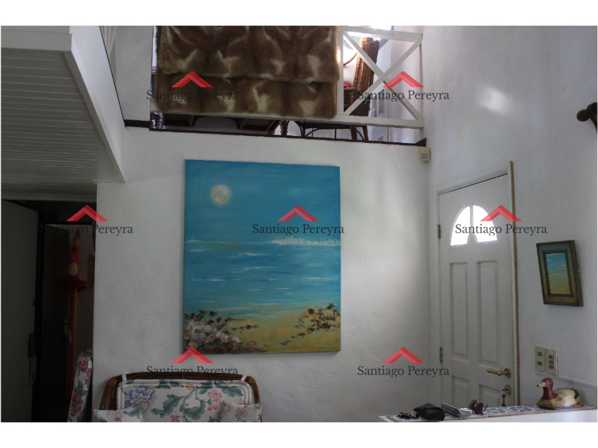 Casa ID.10702 - En venta y alquiler...  Casa en excelente zona, distribuida en dos plantas. 