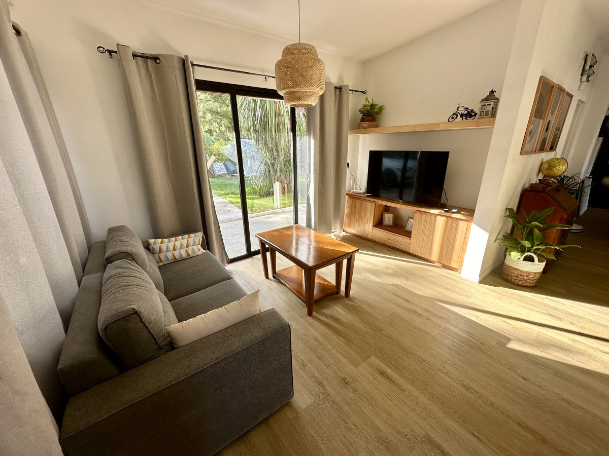 
Muy linda casa completamente remodelada en alquiler y venta. Cuenta con 3 dormitorios, 2 baños + toilette en casa principal, más un dormitorio con capacidad para 3 personas al lado de la barbacoa con baño. 

Cuenta con alarma, direct TV, internet, lavasecarropa, riego automático, aire acondicionado en los 3 dormitorios principales, piscina climatizada con cerca perimetral y todas las comodidades para pasar unas excelentes vacaciones. Camas para 9 personas. No deje pasar la oportunidad y reserve ahora 